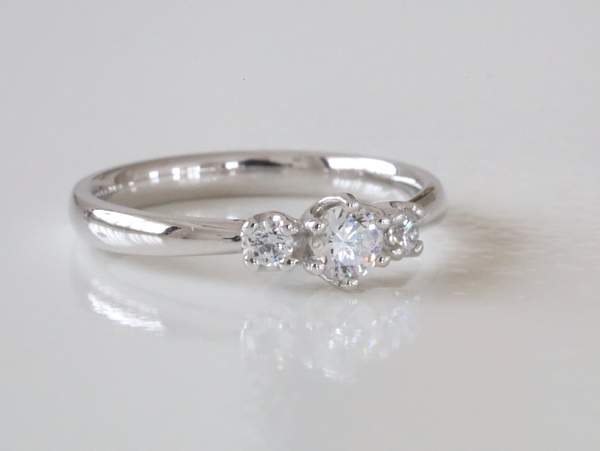 中心に大粒ダイヤ左右にメレ―ダイヤモンドが入った婚約指輪