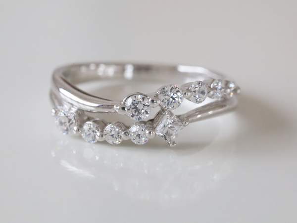 プラチナに１０ピースのメレーダイヤが入った婚約指輪