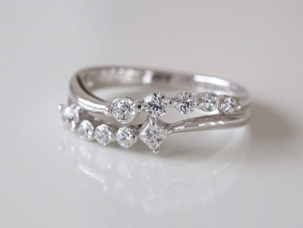 メレ―ダイヤモンド１０ピースの婚約指輪側面