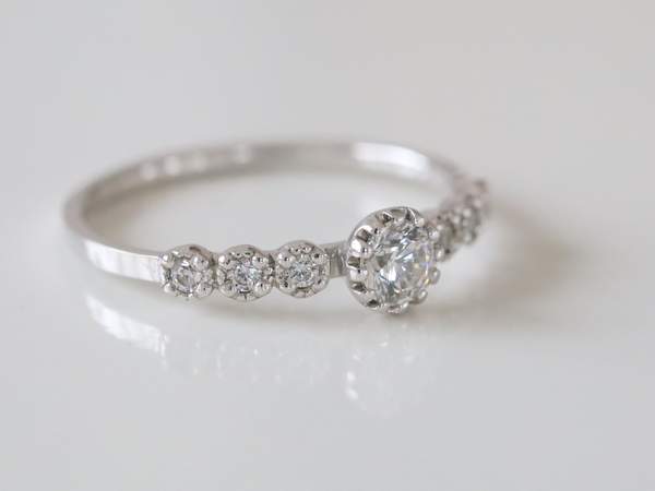 大粒ダイヤモンドにメレ―ダイヤモンドが石留られたプラチナの婚約指輪