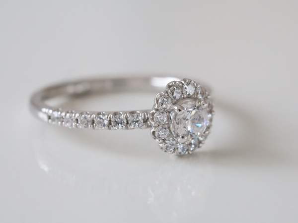 大粒ダイヤモンドにメレ―ダイヤモンドが取り巻いているプラチナの婚約指輪側面