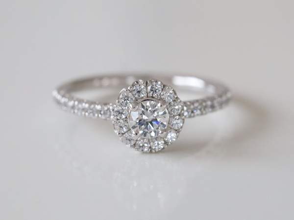 大粒ダイヤモンドの周りにメレ―ダイヤモンドが取り巻いている婚約指輪