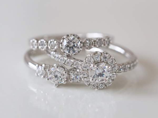 メレーダイヤモンドが美しい婚約指輪...
