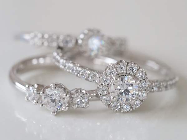 メレ―ダイヤモンドがたくさん入ったプラチナの婚約指輪３本