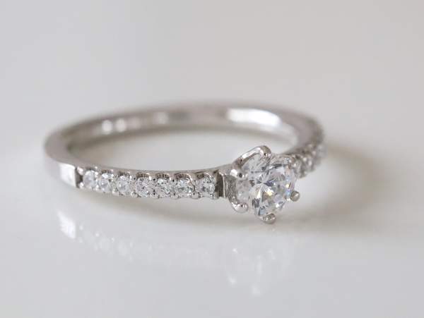 中心に大粒ダイヤ左右にメレ―ダイヤモンドが石留されたプラチナの婚約指輪側面