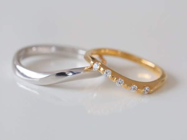 S字ラインのプラチナと１８金ゴールドにダイヤモンド５ピース入りの結婚指輪