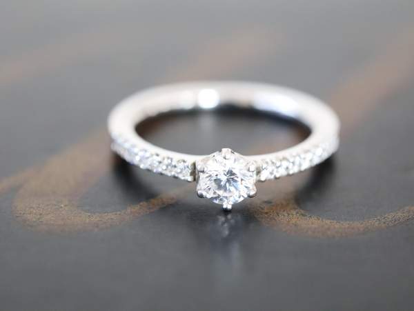 Pt900のソリテールに7ピースずつのメレ―ダイヤモンドが入った婚約指輪