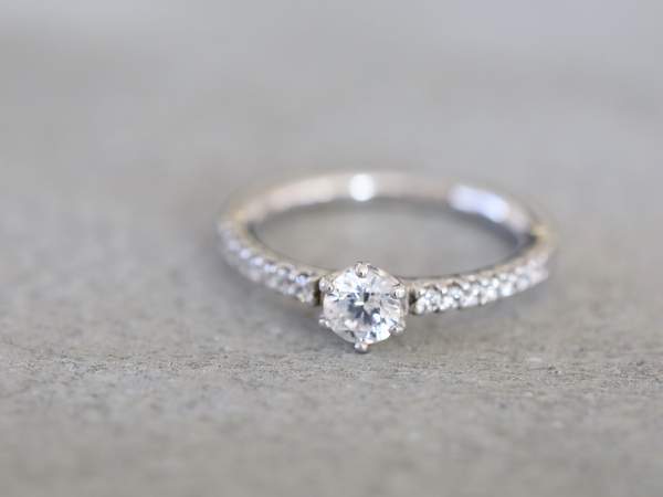 ソリテールの婚約指輪で両脇に7ピースずつのメレ―ダイヤモンド