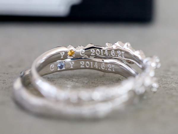 誕生石シトリンとタンザナイトにレーザー刻印を入れた結婚指輪