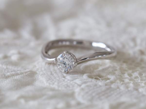 中心にダイヤモンドが入った抱き合わせのプラチナ婚約指輪