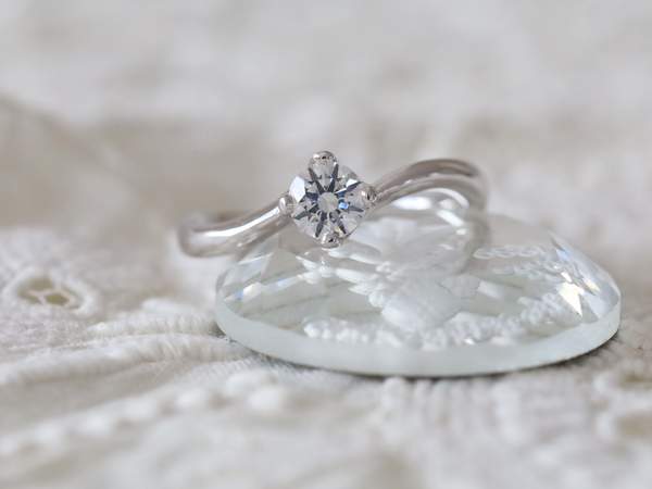 中央に０.４キャラットのダイヤが入った抱き合わせプラチナの婚約指輪