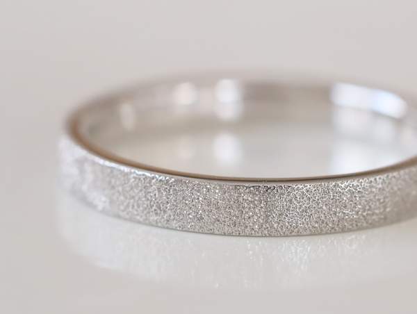 プラチナに無数の凹凸が付いたキラキラ光る結婚指輪