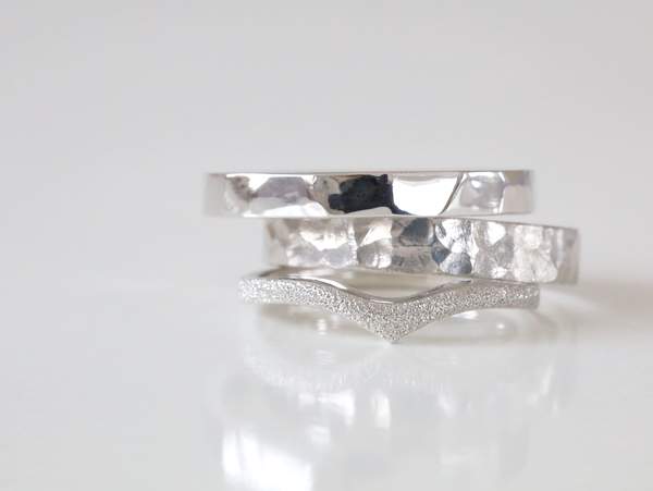 ダイヤモンド無しでも綺麗に輝く結婚指輪...