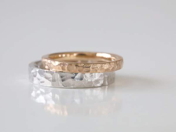 槌目によってキラキラ光っているプラチナとゴールドの結婚指輪