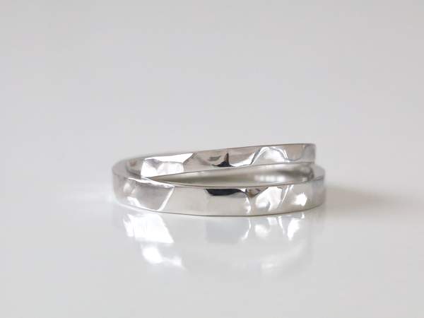 水面が揺らめくように輝いているプラチナの結婚指輪