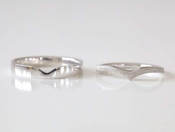 V字の太細それぞれの輝きの結婚指輪