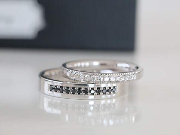 プラチナにブラックダイヤと透明ダイヤがそれぞれ石留された結婚指輪２本