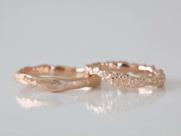 ピンクゴールドの花冠デザインの結婚指輪２本