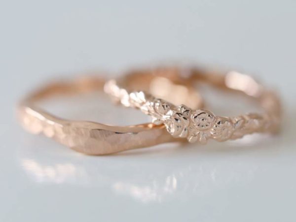 ピンクゴールドの花冠デザインの結婚指輪のペア