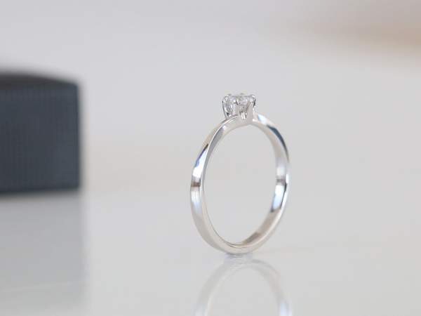 プラチナのＳ字ラインのソリテールの婚約指輪側面
