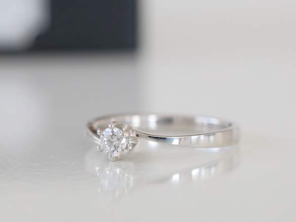 ダイヤモンドにＳ字の腕の婚約指輪