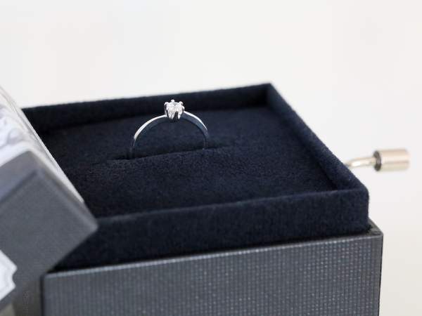 オルゴール付きリングケースに入ったダイヤモンドの婚約指輪