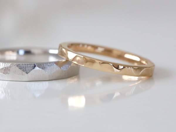 面取りヤスリ目の幅広プラチナリングと面取り鏡面仕上げのピンクゴールドの結婚指輪
