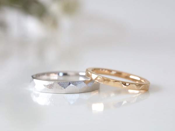 プラチナ面取りヤスリ目の指輪と鏡面面取りのピンクゴールドの結婚指輪