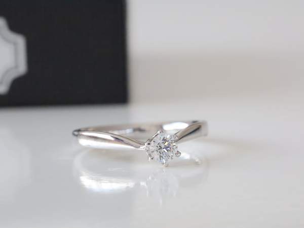 弧を描くような腕のダイヤモンド１ピースが入った婚約指輪