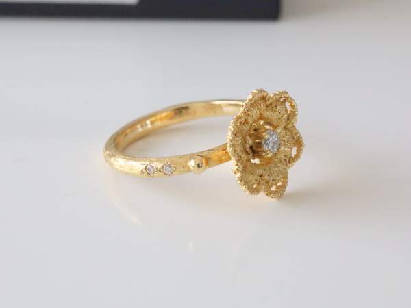 １８金ダイヤモンド入りお花の指輪