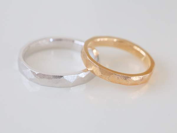 プラチナとピンクゴールドの結婚指輪のペア