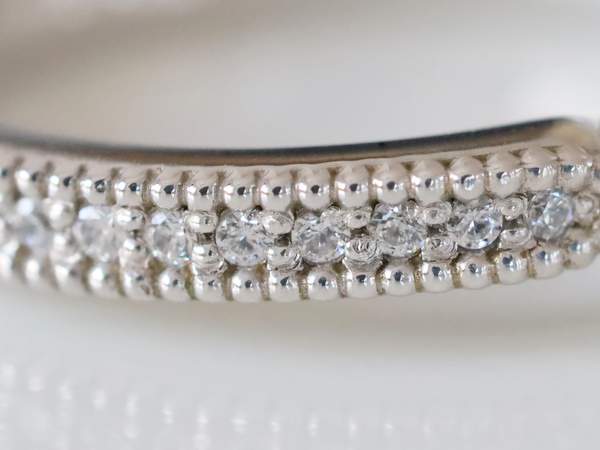 プラチナの婚約指輪のメレ―ダイヤモンドとミルグレイン