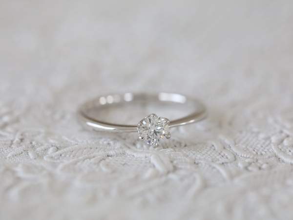 ダイヤモンドが石留されたPt900の婚約指輪