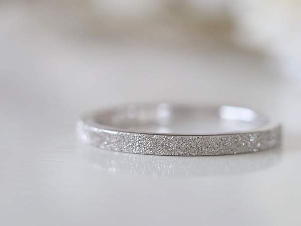 プラチナリングの表面に星屑のような凹凸のある女性用結婚指輪