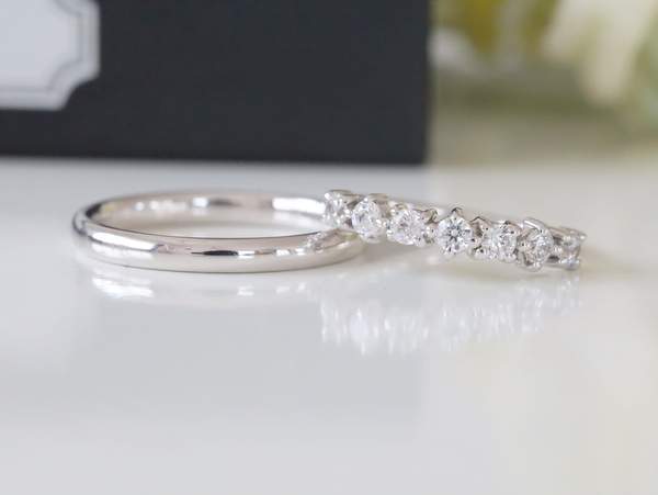 プラチナ900のシンプルな甲丸リングとメレ―ダイヤモンドが入ったペアの結婚指輪
