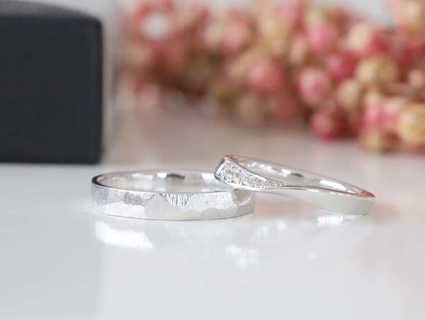 ヤスリ目の入ったプラチナリングと中央にねじりとメレ―ダイヤモンドがの入った結婚指輪