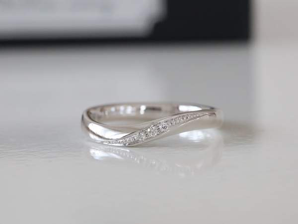 プラチナにメレーダイヤモンドを３ピース彫留めした結婚指輪