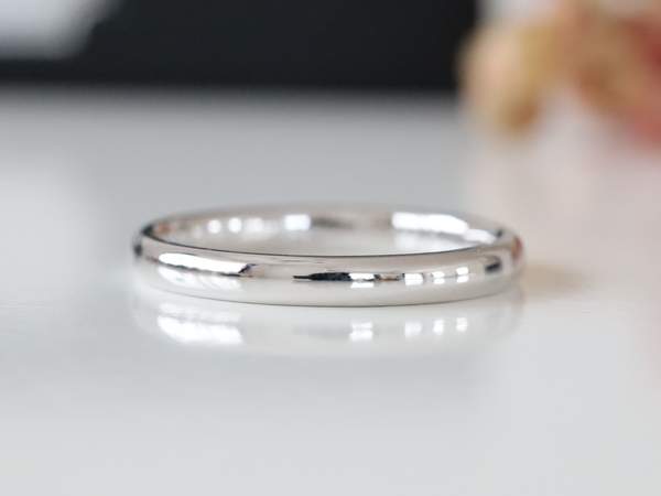 鏡面に磨いたプラチナの甲丸の結婚指輪
