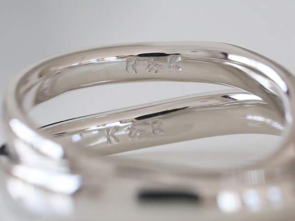 プラチナの結婚指輪内側のイニシャル刻印