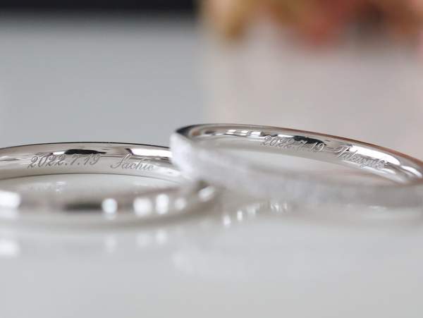 レーザー刻印が入ったプラチナの結婚指輪