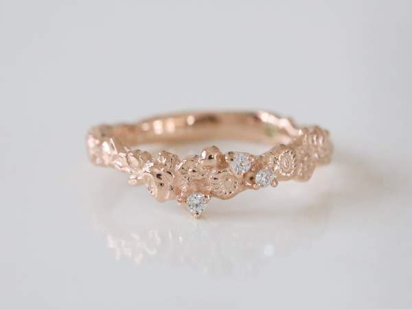 お花デザインにメレーダイヤが入ったピンクゴールドの指輪