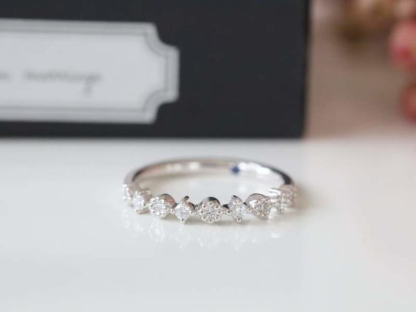 プラチナにミルグレイン加工が入ったデザインの指輪