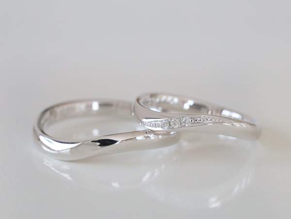 中央をねじったようなデザインのプラチナの結婚指輪