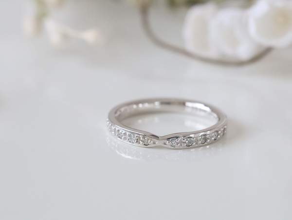 リボンのようなシルエットにメレーダイヤを石留したプラチナの結婚指輪