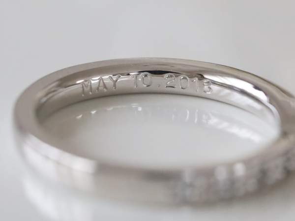プラチナの結婚指輪内側に日付の刻印