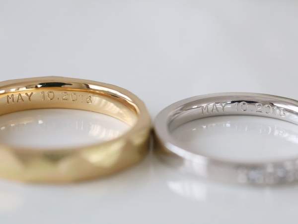 金とプラチナの結婚指輪内側の日付刻印