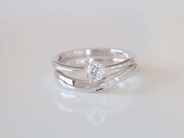 プラチナにダイヤの婚約指輪と結婚指輪の重ねづけのセットリング