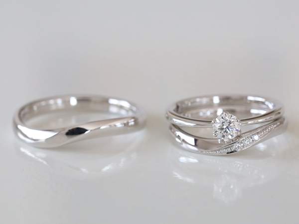 プラチナの婚約指輪と結婚指輪のセット