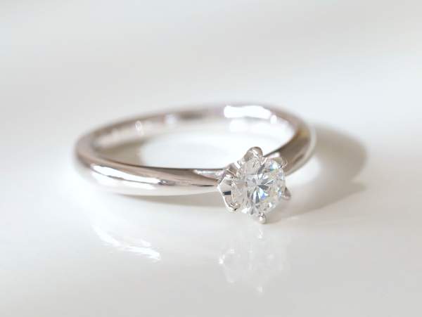 プラチナでダイヤモンドが入ったソリテールの婚約指輪