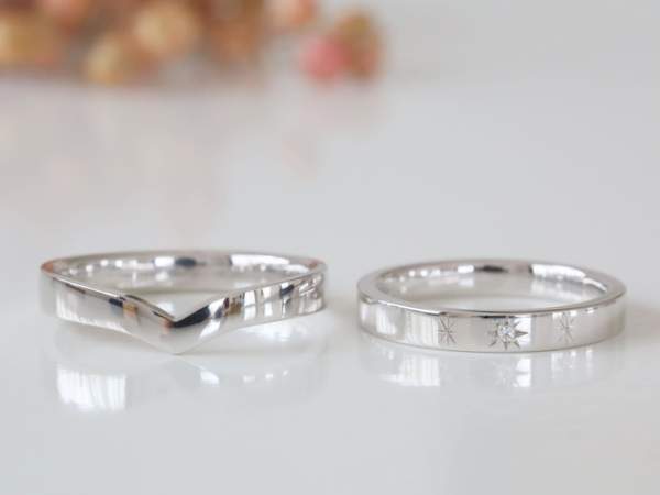 幅広V字リングと平打ちリングにダイヤモンドが星留めされたプラチナの結婚指輪